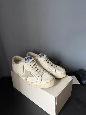  Golden Goose - Säljer dessa golden goose skor i 8/10 skick, några defekter på sulan men mycket kvar att ge. Storlek 43 men passar 44. Mitt pris: 2199 nypris:5000 skriv vid fler frågor eller funderingar! Pris går att diskutera vid snabb affär!