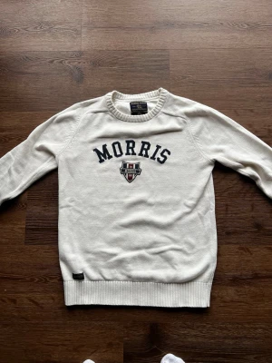 Morris tröja - Säljer en stilren Morris tröja i storlek S. Mycket fint skick inga hål eller defekter. Priset är prutbart, hör av er vid frågor/mvh Gabbe 😄