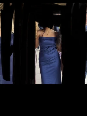 Marinblå satin siden balklänning långklänning med smala axelband - Snygg marinblå långklänning med smala axelband och figurnära passform. Klänningen har en elegant, enkel design och är perfekt för speciella tillfällen. Materialet har en lätt glansig finish som ger en lyxig känsla. Använd en gång på min bal så jag säljer nu. Storlek 38 från Nelly. Fråga gärna om något. Pris kan diskuteras