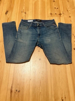 Blå Replay jeans - Riktigt bra skick förutom två fläckar på baksidan (se bild 4 och 5) som säkert går att få bort. W32 L32