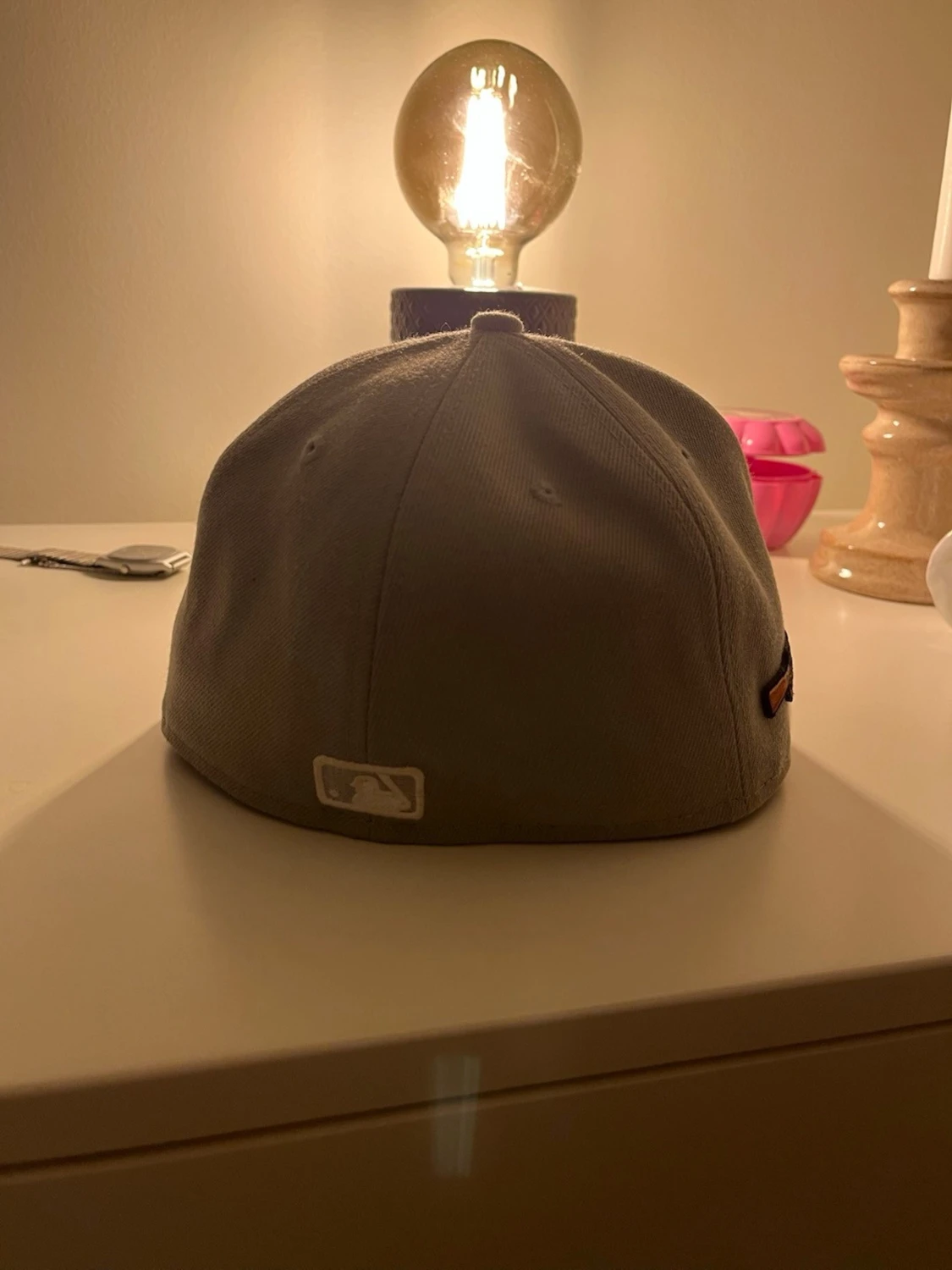 Grå keps med broderad AK47-detalj