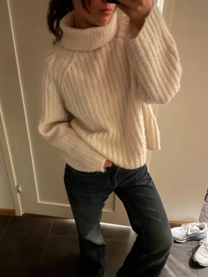 Beige/ljusrosa  stickad polotröja - Jättesnygg beige/ljusrosa  stickad polotröja!!💗