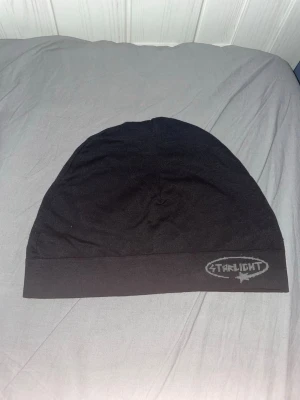 Svart mössa från Starlight - Säljer en svart mössa från starlight.