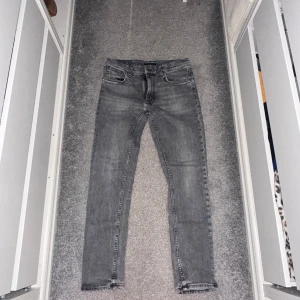 Nudie Jeans  - Nudie jeans ”lean dean” i pale grey, storlek 30/30 i fint skick! Säljs för 499! Tveka inte vid frågor🙌