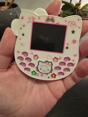 Hello Kitty telefon  - En knapptelefon (riktig) i form av Hello Kitty. Den är den perfekta första mobiltelefonen till ditt barn. Dock vet jag inte mycket om den eller om den ens funkar i Sverige. Instruktionsmanual på engelska ingår och en söt mobilväska. 
