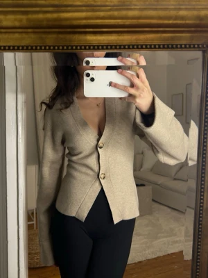 Figursydd kofta - Superfin figursydd kofta/tröja från Gina i strl xs. Mycket bra skick, knappt använd. Säljer även en i svart (strl s)❤️