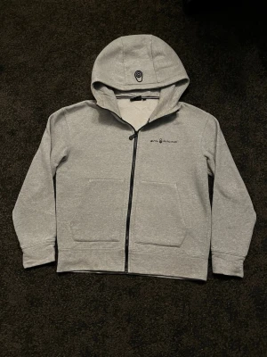 Sail racing zip - Säljer nu min sköna sail racing zip, väldigt fint skick. Dm för frågor!