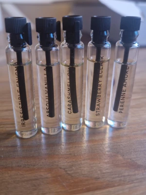 Essnce testers bästsäljare HELT NYA - Helt nya testers från Essnce, aldrig öppnade då jag haft dubbletter. Dofter som ingår: Irresistible enigma  Absolu vanilla  Carasmallow  Strawberry eclair  Perenne amore 