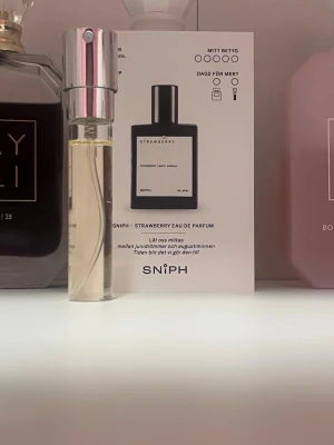 Sniph Strawberry EdP 8ml - Sniph Strawberry Eau de Parfum i en smidig liten sprayflaska. Perfekt för dig som gillar fruktiga gourmand dofter. En härlig jordgubbsdoft som får dig att känna dig ätbar. Extra bra på dagar där humöret behövs dras upp! ENDAST TESTAD🍓