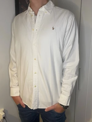 Vit skjorta från Ralph Lauren - Säljer en fin Ralph Lauren i mycket bra skick! Den är i storlek S/M. En vit Ralph Lauren skjorta i bra kvalitet. Äkta. På ettiketen är storleken 18 men de motsvarar S/M. Hör av er vid eventuella frågor! 😊
