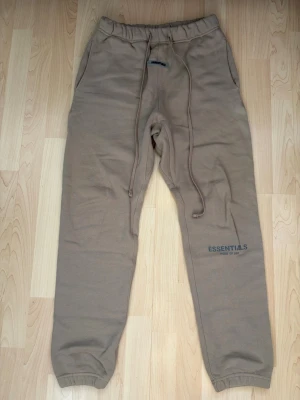 Essentials byxor - Essentials byxor I camel färg, använda men i bra skick, dm vid frågor