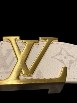 L✔️ bälte - Ett helt nytt L✔️bälte som är vitt perfekt för dig som vill klä upp dig extra fint eller för dagligt användande. 