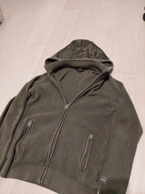 Sällsynt indicode cardigan olivgrön  - Inget fel och är som helt ny och är ruskig snygg.