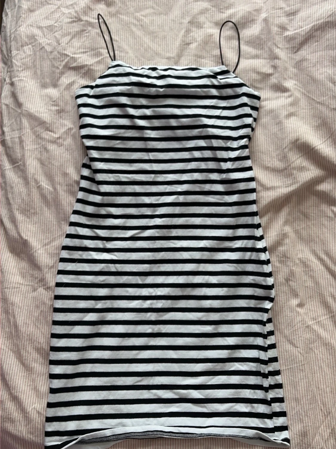 Randig klänning med tunna ärmar  - 1