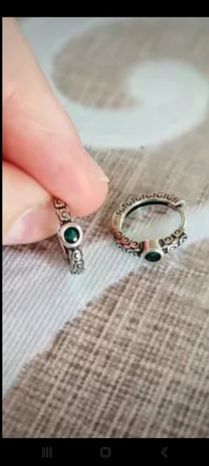  Helt nya Silvriga örhängen med grön sten -  Helt nya Unika silvriga örhängen med snirkligt mönster och en mörkgrön rund sten i mitten. Ringen är rund och har detaljerade graveringar som ger en cool vintagekänsla. Perfekt för dig som gillar smycken med karaktär och snygga detaljer.
