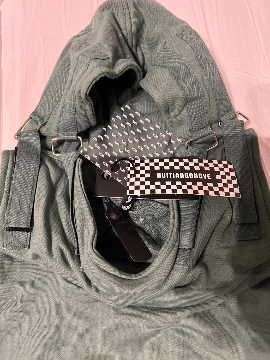 Grön hoodie från HTGY med detaljer - 3