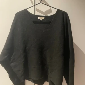 Stickad vringad tröja från HM - Stickad svar vringad tröja