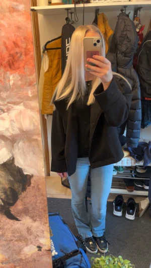 Svart kappa  - Snygg svart kappa med normal passform. Perfekt för en stilren look. Kappan har långa ärmar och en klassisk design som funkar till många tillfällen. Använd några gånger, säljs pågrund av att den ej kommer till användning längre.💞