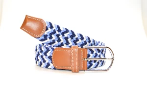 Grisch bälte - Mörk-/ljusblå & Vit - Montore’s flätade bälte som även är känt som ”grisch bältet” är ett stilrent elastikt bälte. Tack vare att det är elastiskt så finns inga färdiga hål som i ett traditionellt bälte och det gör att det passar alla. Bältet är ca 105cm långt. Vid fler frågor eller funderingar så är du varmt välkommen att höra av dig!