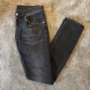 Dondup George - Säljer dessa riktigt feta och eftertraktade jeans från Dondup! Jeansen har en snygg grå färg och bra passform. De är i mycket bra skick och har inga defekter! Tveka inte på att skriva om du har några frågor eller funderingar💯