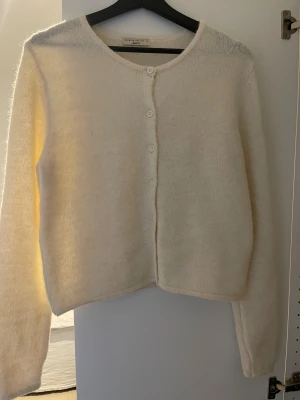 Stickad koft  - Stickad kofta från Gina, inga defekter