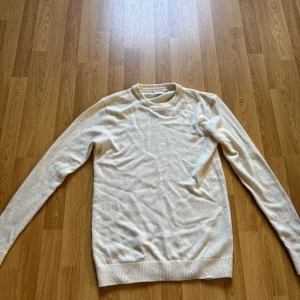 Stickad tröja från SOLID - Stilren stickad tröja från SOLID, använd fåtal gånger och väldigt snygg!