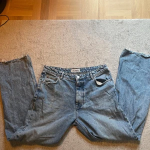 Just junkies jeans 34/34 - Säljer ett par ljusblå jeans från Just junkies. Jeansen har otroligt skön passform, dessvärre fick dem ett litet hål framtill så köpte ett par likadana nya. Kanske dem ändå kan gå hem hos nån där ute som tycker det är snyggt. Rakt över benöppning 24cm, rakt över midja 45 cm, hela benet 114cm