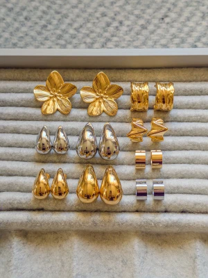 Örhänge rostfritt stål i silver eller guld (Priset gäller 1 par) - Örhängen tillverkade i rostfritt stål, PVD pläterade med 18 karat guld vilket gör dem vattentåliga och slitstarka! Ett par örhängen kostar 99 kr, 20% rabatt vi köp av 2 eller fler!