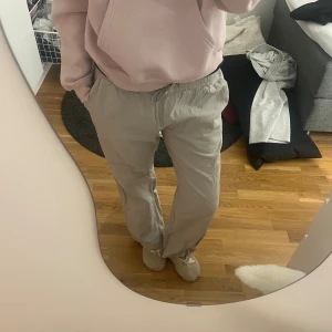 Beige linnebyxor med snörning - Säljer ett par chill beige linnebyxor med skön loose passform och snörning i midjan. Perfekta för dig som gillar avslappnad stil och vill ha något luftigt och bekvämt. Byxorna har raka ben och är gjorda i mjukt linnematerial. 