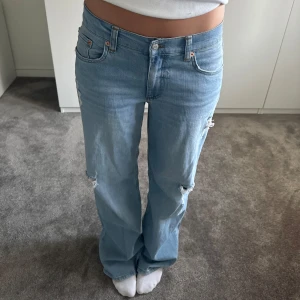 Ljusblå jeans med slitningar - Säljer dessa ljusblå jeans eftersom de inte kommer till användning. Använda ett fåtal gånger 💝