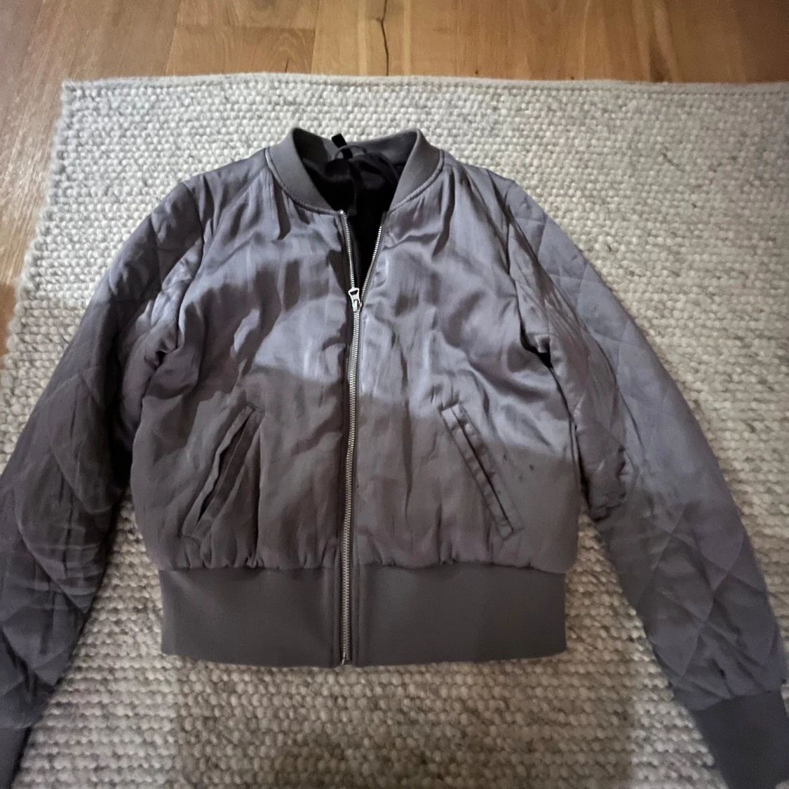 Grå quiltad bomberjacka - 1