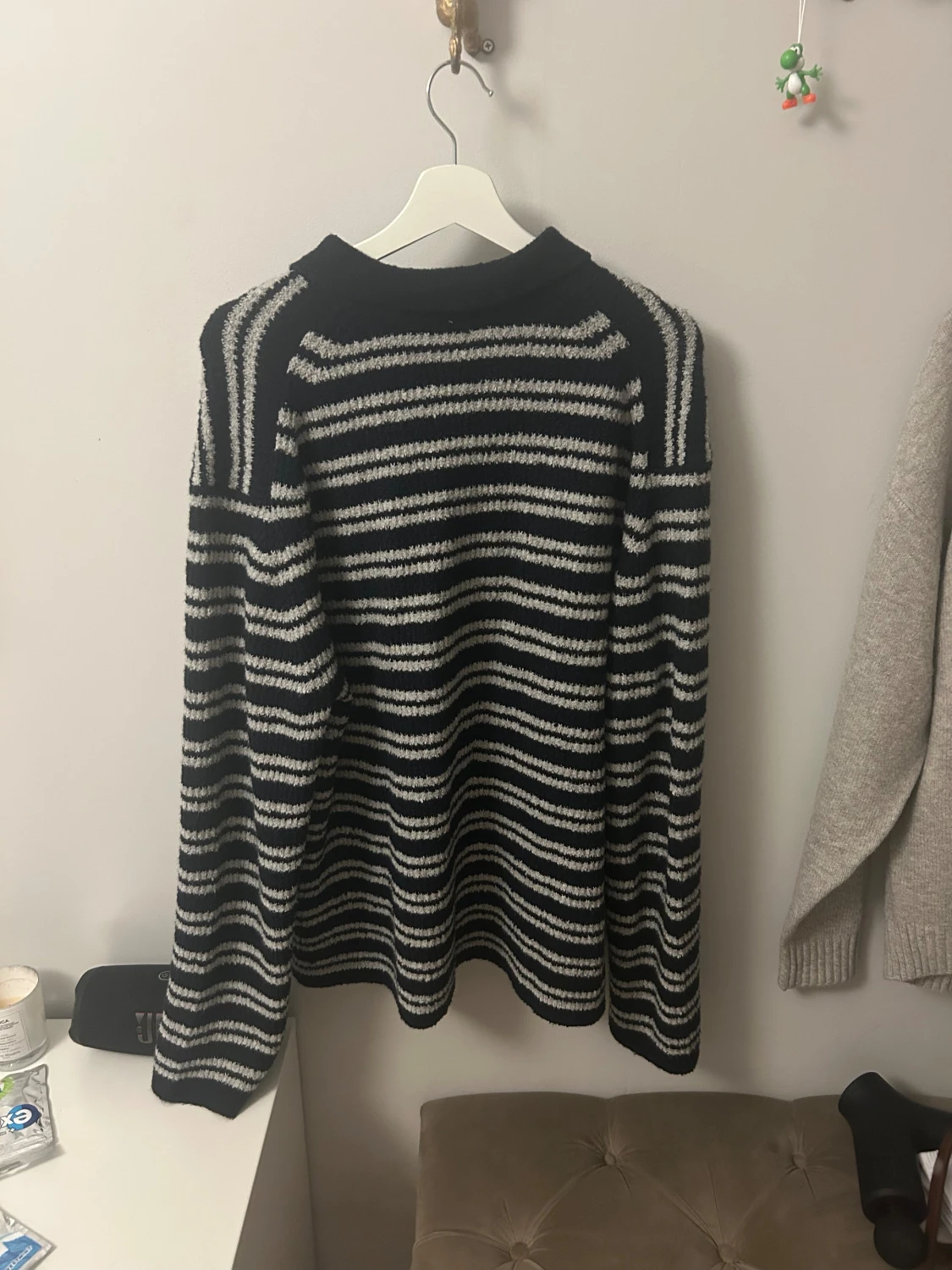 Randig stickad pikétröja i mörkblå och grå/vit från Arket - 1