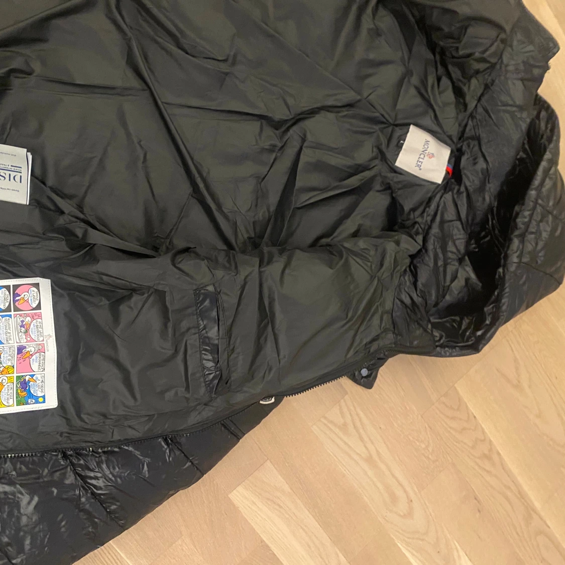 Svart Moncler dunjacka med huva L - 3