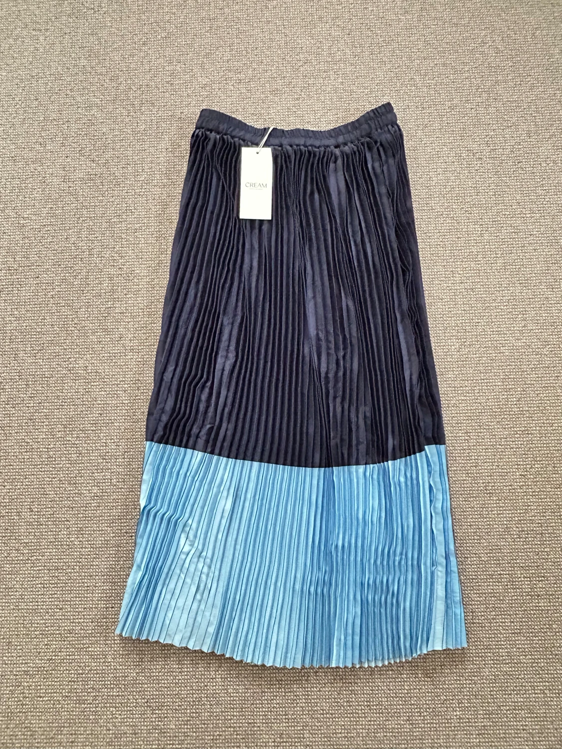 Plisserad blå och svart långkjol från Cream