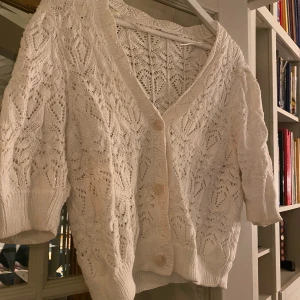 Vit stickad kofta från Kappahl - Jättesöt vit stickad/ virkad kortärmad koftamed knappar