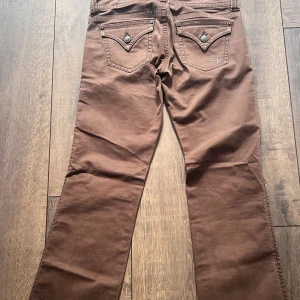 Bruna jeansbyxor från Guess - Snygga bruna jeans från Guess i ett mjukt material, nästan lite sammet mocka aktigt. i storlek 26 skulle säga att det är xxs 💗