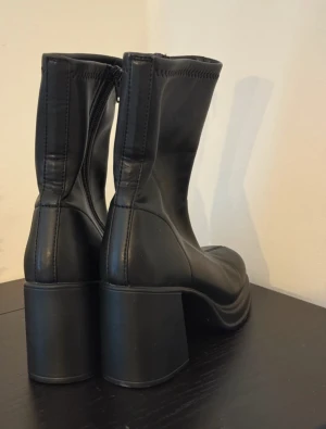 Svarta stövletter med klack - Högklackade boots med otroligt mjuk sula, har promenerat runt halva Paris i dessa utan att få ont i fötterna