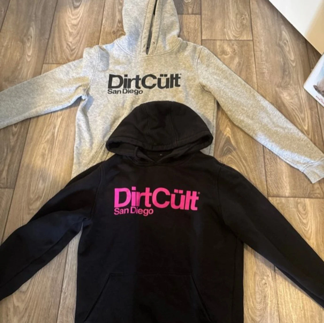 DirtCült hoodie i svart och grå