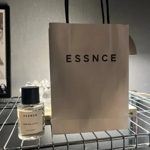 ESSNCE Femina Vivit Eau de Parfum - Parfym från ESSNCE i doften ”femina vivit”. Luktar supergott 💕 Sprayat några gånger (se bild)