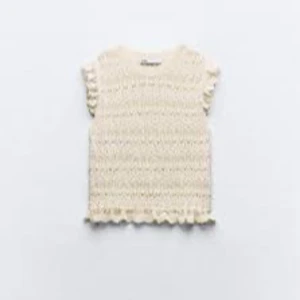 Vit spetsblus med volang från Zara - Superfin vit blus från Zara med spetsdetaljer och volang vid ärmslut och nederkant. Använd ett fåtal gånger ❣️Passar xs/s PRIS KAN DISKUTERAS bara att kontakta!!!!!