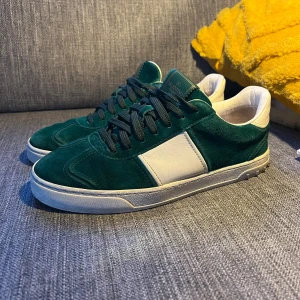 Valentino Flycrew  - Feta mörkgröna flycrews i storlek 42,5. Bra skick 4 nitar saknas. Endast skorna säljs. 