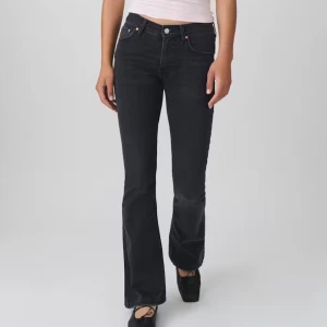 Svarta bootcut jeans från Levi's - Snygga svarta jeans med lätt stretch för skön passform. Perfekt för dig som gillar basic jeans i storlek 36💞skriv om ni har frågor🥰