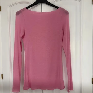 Ljusrosa intimissimi tröja - Säljer en ljusrosa långärmad topp från intimissimi i förra sommarens färg. Super söt och så fin färg🥰