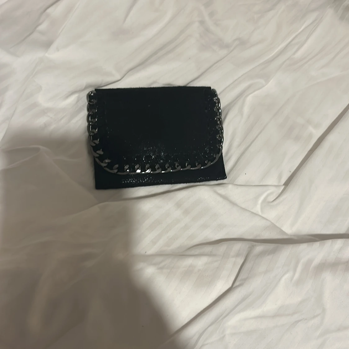 Svart plånbok med kedjedetalj - 1