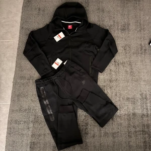 Nike Tech fleece Svart  - Säljer en Svart Nike Tech Fleece. Helt ny. Är storlek L passar även M. Skriv vid minsta intresse!