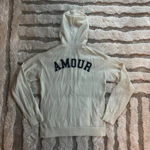 Zadig & Voltaire 100% Merinoull Zip-Hoodie: S - Säljer en superfin Zip-Hoodie ifrån Zadig Voltaire som är gjord 100% av merinoull, perfekt för kyligare dagar. Tröjan är i storlek S och sitter som S. Tröjan är i väldigt fint skick utan skavanker. Nypris ligger på 5000kr. Hör av er vid yttligare funderingar☺️