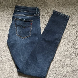 Replay Luz skinny jeans blå, stl 27 - Snygga blå skinny jeans från Replay, modell Luz. Klassisk femficksdesign med kontrastsömmar och diskret Replay-logga på bakfickan. Jeansen har en smal passform och är tillverkade i stretchigt denim för en bekväm känsla.