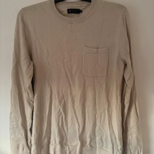 Riley stickad tröja - Beige eftertraktad finstickad Riley tröja i gott skick och storlek M! En  otrolig tröja som är perfekt nu till vintern! Inga hål eller fläckar. Tveka inte vid minsta fråga eller fundering🤩