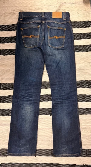 Nudie Jeans Slim Jim - Nudie Jeans Slim Jim i storlek 30/32. Asfet tvätt o passar mig som är 185. Skriv vid frågor! (Tryck på bilderna för att se bättre!)