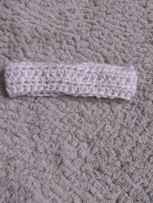 Handgjort virkat vitt hårband - Snyggt handgjort virkat virkat hårband i vit färg som jag gjort själv. Det är perfekt för att hålla håret på plats och ge en chill vibe. Passar dig som gillar enkla och stilrena accessoarer.